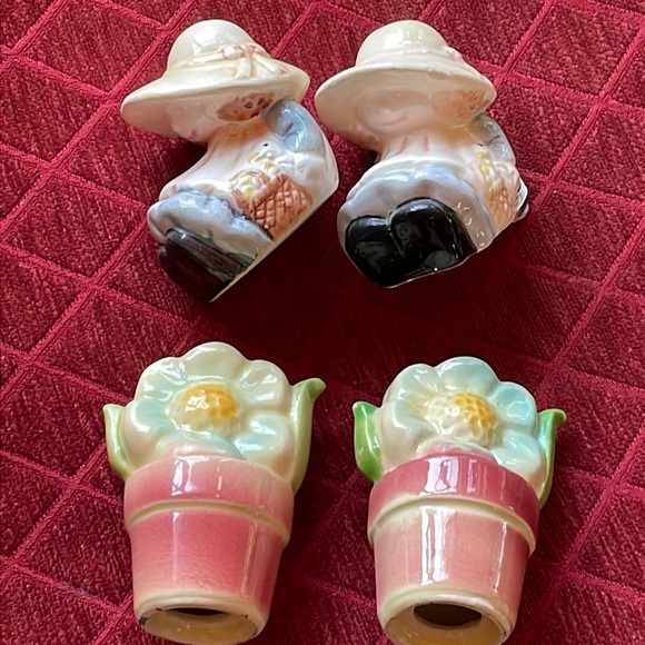 VTG Salt and Pepper Shakers - Picture 2 of 11
